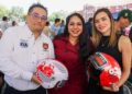 Tonantzin Fernández entrega cascos gratuitos a motociclistas de San Pedro Cholula