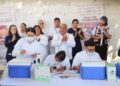 Severiano de la Rosa acerca servicios de salud a ciudadanos de Amozoc al brindar vacunas, consultas generales y corte de uñas a personas con diabetes.