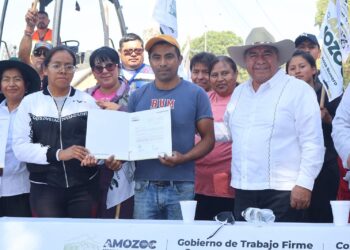 Severiano de la Rosa inicia obra, entrega reconocimientos de calle y fortalece la unidad social en San Pedro Chachapa.